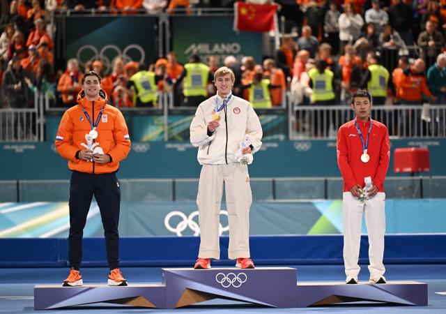 (260212) -- MILAN, Feb. 12, 2026 (Xinhua) -- Gold medalist Jordan Stolz (C) of the United States, silver medalist Jenning de Boo (L) the Netherlands and bronze medalist Ning Zhongyan of China attend the awarding ceremony of the speed skating men's 1000m match at the Milan-Cortina 2026 Olympic Winter Games in Milan, Italy, Feb. 11, 2026. (Xinhua/Wu Wei)
