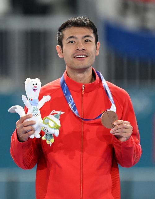 (260212) -- MILAN, Feb. 12, 2026 (Xinhua) -- Ning Zhongyan of China poses for a photo during the awarding ceremony of the speed skating men's 1000m match at the Milan-Cortina 2026 Olympic Winter Games in Milan, Italy, Feb. 11, 2026. (Xinhua/Wu Wei)