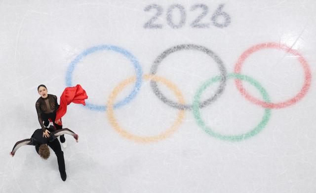 (260212) -- MILAN, Feb. 12, 2026 (Xinhua) -- Madison Chock/Evan Bates (L) of the United States compete during the free dance of figure skating ice dance competition at the Milan-Cortina 2026 Olympic Winter Games in Milan, Italy, Feb. 11, 2026. (Xinhua/Li Ming)