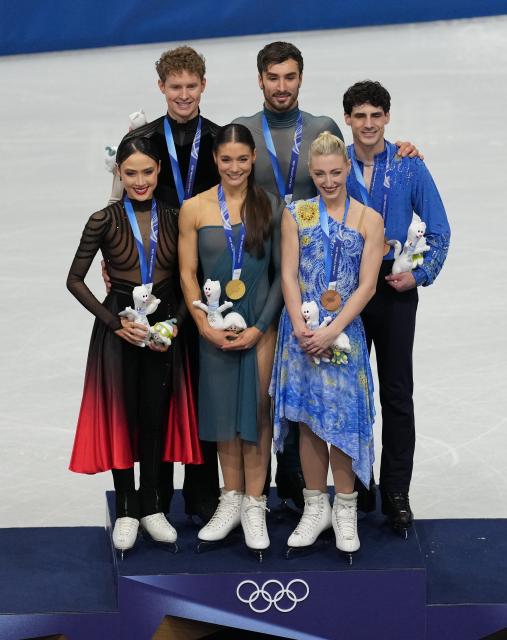 (260212) -- MILAN, Feb. 12, 2026 (Xinhua) -- Gold medalists Laurence Fournier Beaudry/Guillaume Cizeron (C) of France, silver medalists Madison Chock/Evan Bates (L) of the United States, and bronze medalists Piper Gilles/Paul Poirier of Canada pose for a photo during the awarding ceremony of figure skating ice dance competition at the Milan-Cortina 2026 Olympic Winter Games in Milan, Italy, Feb. 11, 2026. (Xinhua/Xue Yuge)