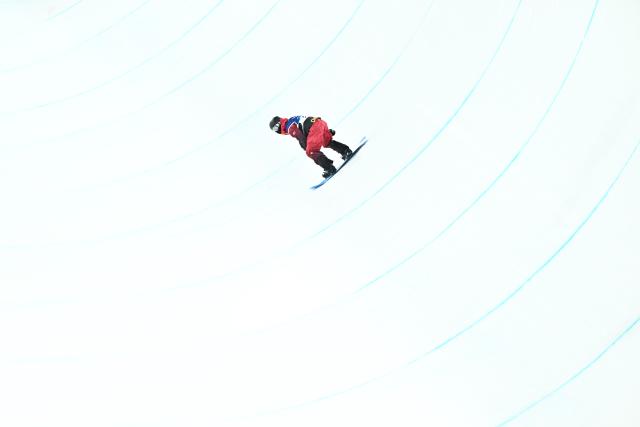 (260211) -- LIVIGNO, Feb. 11, 2026 (Xinhua) -- Ren Chongshuo of China competes during the men's snowboard halfpipe qualification at the Milan-Cortina 2026 Olympic Winter Games in Livigno, Italy, Feb. 11, 2026. (Xinhua/Zhang Hongxiang)