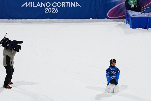 (260211) -- LIVIGNO, Feb. 11, 2026 (Xinhua) -- Louis Philip Vito III of Italy reacts during the men's snowboard halfpipe qualification at the Milan-Cortina 2026 Olympic Winter Games in Livigno, Italy, Feb. 11, 2026. (Xinhua/Wu Huiwo)