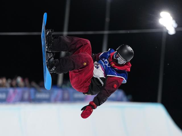 (260211) -- LIVIGNO, Feb. 11, 2026 (Xinhua) -- Ren Chongshuo of China competes during the men's snowboard halfpipe qualification at the Milan-Cortina 2026 Olympic Winter Games in Livigno, Italy, Feb. 11, 2026. (Xinhua/Wu Huiwo)