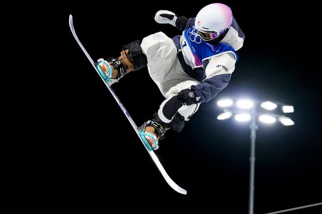 (260211) -- LIVIGNO, Feb. 11, 2026 (Xinhua) -- Totsuka Yuto of Japan competes during the men's snowboard halfpipe qualification at the Milan-Cortina 2026 Olympic Winter Games in Livigno, Italy, Feb. 11, 2026. (Xinhua/Wu Huiwo)