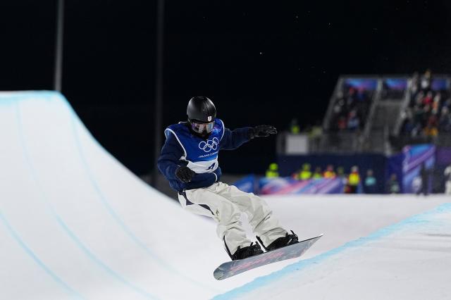 (260211) -- LIVIGNO, Feb. 11, 2026 (Xinhua) -- Hirano Ayumu of Japan competes during the men's snowboard halfpipe qualification at the Milan-Cortina 2026 Olympic Winter Games in Livigno, Italy, Feb. 11, 2026. (Xinhua/Wu Huiwo)