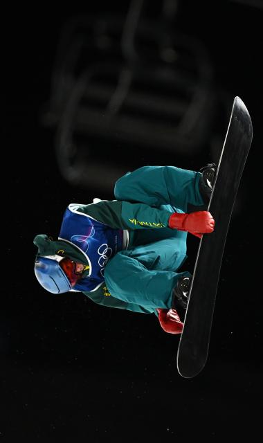 (260211) -- LIVIGNO, Feb. 11, 2026 (Xinhua) -- Scotty James of Australia competes during the men's snowboard halfpipe qualification at the Milan-Cortina 2026 Olympic Winter Games in Livigno, Italy, Feb. 11, 2026. (Xinhua/Zhang Hongxiang)