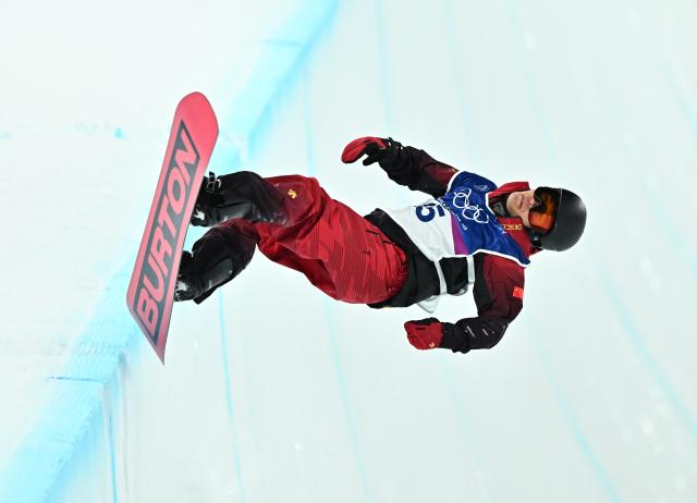 (260211) -- LIVIGNO, Feb. 11, 2026 (Xinhua) -- Wang Ziyang of China competes during the men's snowboard halfpipe qualification at the Milan-Cortina 2026 Olympic Winter Games in Livigno, Italy, Feb. 11, 2026. (Xinhua/Zhang Hongxiang)