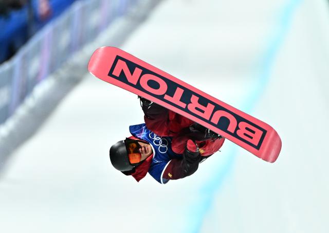 (260211) -- LIVIGNO, Feb. 11, 2026 (Xinhua) -- Wang Ziyang of China competes during the men's snowboard halfpipe qualification at the Milan-Cortina 2026 Olympic Winter Games in Livigno, Italy, Feb. 11, 2026. (Xinhua/Zhang Hongxiang)