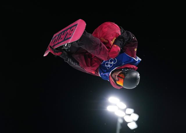 (260211) -- LIVIGNO, Feb. 11, 2026 (Xinhua) -- Wang Ziyang of China competes during the men's snowboard halfpipe qualification at the Milan-Cortina 2026 Olympic Winter Games in Livigno, Italy, Feb. 11, 2026. (Xinhua/Wu Huiwo)