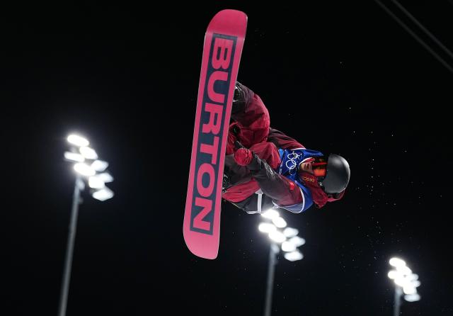 (260211) -- LIVIGNO, Feb. 11, 2026 (Xinhua) -- Wang Ziyang of China competes during the men's snowboard halfpipe qualification at the Milan-Cortina 2026 Olympic Winter Games in Livigno, Italy, Feb. 11, 2026. (Xinhua/Wu Huiwo)
