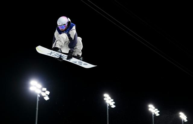 (260211) -- LIVIGNO, Feb. 11, 2026 (Xinhua) -- Hirano Ruka of Japan competes during the men's snowboard halfpipe qualification at the Milan-Cortina 2026 Olympic Winter Games in Livigno, Italy, Feb. 11, 2026. (Xinhua/Wu Huiwo)