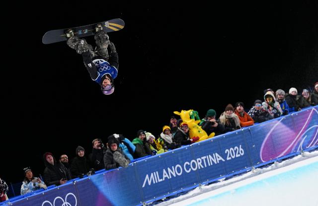 (260211) -- LIVIGNO, Feb. 11, 2026 (Xinhua) -- Lee Jio of South Korea competes during the men's snowboard halfpipe qualification at the Milan-Cortina 2026 Olympic Winter Games in Livigno, Italy, Feb. 11, 2026. (Xinhua/Wu Huiwo)