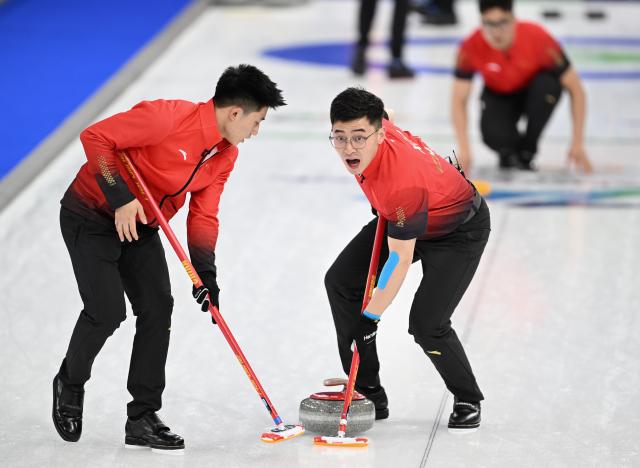 (260211) -- CORTINA D'AMPEZZO, Feb. 11, 2026 (Xinhua) -- Xu Jingtao (R) of China competes during the curling men round robin session 1 match between China and Britain at the Milan-Cortina 2026 Olympic Winter Games in Cortina, Italy, Feb. 11, 2026. (Xinhua/Lian Yi)