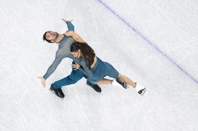 (260212) -- MILAN, Feb. 12, 2026 (Xinhua) -- Laurence Fournier Beaudry/Guillaume Cizeron (C) of France compete during the free dance of figure skating ice dance competition at the Milan-Cortina 2026 Olympic Winter Games in Milan, Italy, Feb. 11, 2026. (Xinhua/Li Ming)
