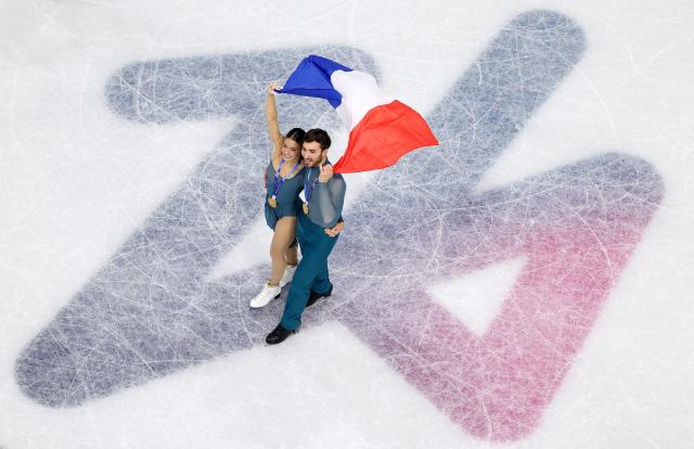 (260212) -- MILAN, Feb. 12, 2026 (Xinhua) -- Laurence Fournier Beaudry/Guillaume Cizeron (C) of France celebrate after the awarding ceremony of the figure skating ice dance competition at the Milan-Cortina 2026 Olympic Winter Games in Milan, Italy, Feb. 11, 2026. (Xinhua/Li Ming)