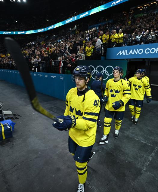 (260212) -- MILAN, Feb. 12, 2026 (Xinhua) -- Players of Sweden walk into the court before the ice hockey men's preliminary round group B match between Italy and Sweden at the Milan-Cortina 2026 Olympic Winter Games in Milan, Italy, Feb. 11, 2026. (Xinhua/Zhang Haofu)