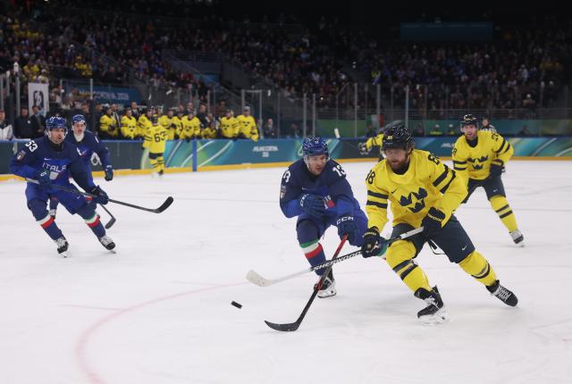 (260212) -- MILAN, Feb. 12, 2026 (Xinhua) -- William Nylander (1st R) of Sweden breaks through during the ice hockey men's preliminary round group B match between Italy and Sweden at the Milan-Cortina 2026 Olympic Winter Games in Milan, Italy, Feb. 11, 2026. (Xinhua/Wang Kaiyan)
