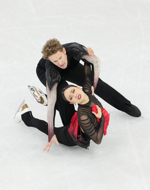 (260212) -- MILAN, Feb. 12, 2026 (Xinhua) -- Madison Chock and Evan Bates of the United States perform during the free dance competition of figure skating ice dance at the Milan-Cortina 2026 Olympic Winter Games in Milan, Italy, Feb. 11, 2026. (Xinhua/Xue Yuge)