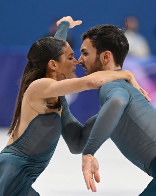 (260212) -- MILAN, Feb. 12, 2026 (Xinhua) -- Laurence Fournier Beaudry and Guillaume Cizeron of France perform during the free dance competition of figure skating ice dance at the Milan-Cortina 2026 Olympic Winter Games in Milan, Italy, Feb. 11, 2026. (Xinhua/Cheng Min)