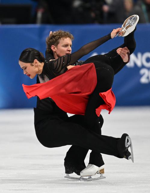 (260212) -- MILAN, Feb. 12, 2026 (Xinhua) -- Madison Chock and Evan Bates of the United States perform during the free dance competition of figure skating ice dance at the Milan-Cortina 2026 Olympic Winter Games in Milan, Italy, Feb. 11, 2026. (Xinhua/Cheng Min)