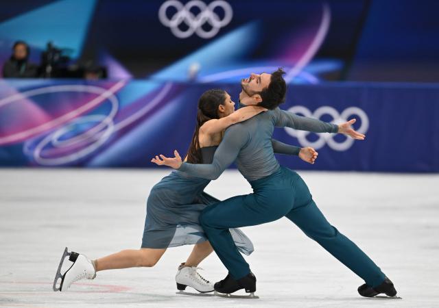 (260212) -- MILAN, Feb. 12, 2026 (Xinhua) -- Laurence Fournier Beaudry and Guillaume Cizeron of France perform during the free dance competition of figure skating ice dance at the Milan-Cortina 2026 Olympic Winter Games in Milan, Italy, Feb. 11, 2026. (Xinhua/Cheng Min)
