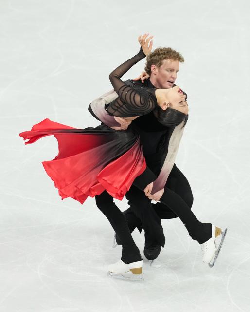 (260212) -- MILAN, Feb. 12, 2026 (Xinhua) -- Madison Chock and Evan Bates of the United States perform during the free dance competition of figure skating ice dance at the Milan-Cortina 2026 Olympic Winter Games in Milan, Italy, Feb. 11, 2026. (Xinhua/Xue Yuge)