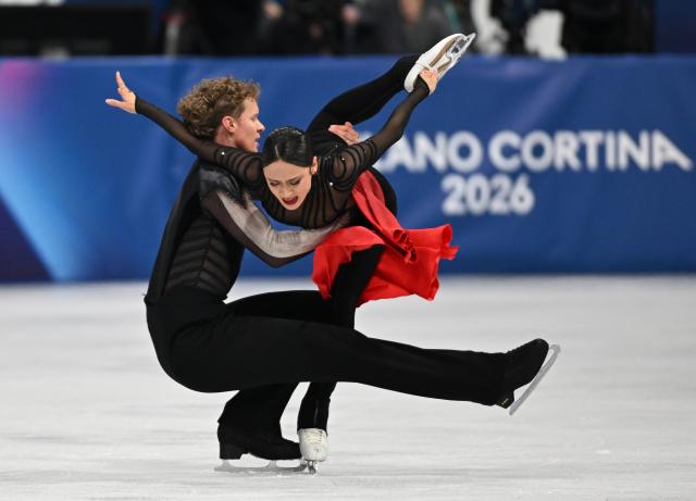 (260212) -- MILAN, Feb. 12, 2026 (Xinhua) -- Madison Chock and Evan Bates of the United States perform during the free dance competition of figure skating ice dance at the Milan-Cortina 2026 Olympic Winter Games in Milan, Italy, Feb. 11, 2026. (Xinhua/Cheng Min)