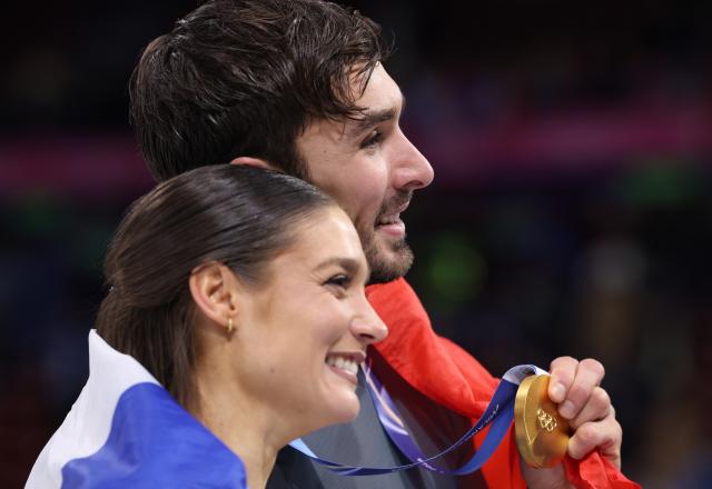 (260212) -- MILAN, Feb. 12, 2026 (Xinhua) -- Gold medalists Laurence Fournier Beaudry and Guillaume Cizeron of France pose after the free dance competition of figure skating ice dance at the Milan-Cortina 2026 Olympic Winter Games in Milan, Italy, Feb. 11, 2026. (Xinhua/Chen Yichen)
