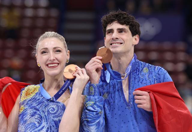 (260212) -- MILAN, Feb. 12, 2026 (Xinhua) -- Bronze medalists Piper Gilles and Paul Poirier of Canada pose after the free dance competition of figure skating ice dance at the Milan-Cortina 2026 Olympic Winter Games in Milan, Italy, Feb. 11, 2026. (Xinhua/Chen Yichen)