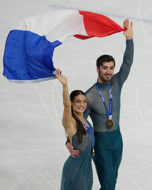 (260212) -- MILAN, Feb. 12, 2026 (Xinhua) -- Gold medalists Laurence Fournier Beaudry and Guillaume Cizeron of France pose after the free dance competition of figure skating ice dance at the Milan-Cortina 2026 Olympic Winter Games in Milan, Italy, Feb. 11, 2026. (Xinhua/Xue Yuge)