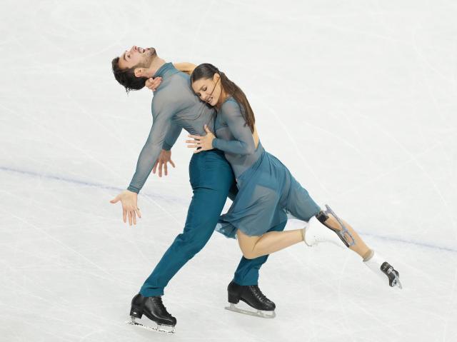 (260212) -- MILAN, Feb. 12, 2026 (Xinhua) -- Laurence Fournier Beaudry and Guillaume Cizeron of France perform during the free dance competition of figure skating ice dance at the Milan-Cortina 2026 Olympic Winter Games in Milan, Italy, Feb. 11, 2026. (Xinhua/Xue Yuge)