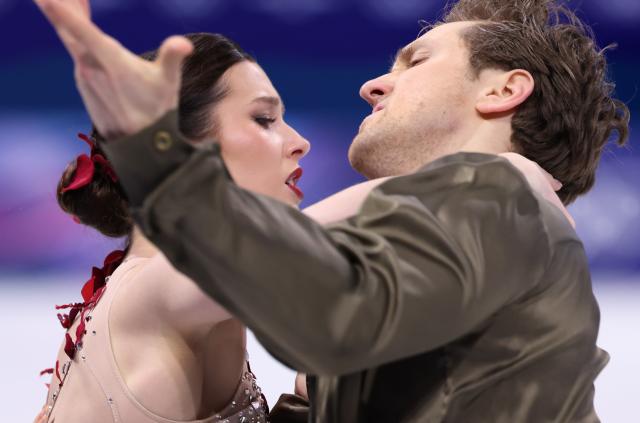 (260212) -- MILAN, Feb. 12, 2026 (Xinhua) -- Christina Carreira and Anthony Ponomarenko of the United States perform during the free dance competition of figure skating ice dance at the Milan-Cortina 2026 Olympic Winter Games in Milan, Italy, Feb. 11, 2026. (Xinhua/Chen Yichen)