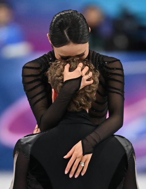 (260212) -- MILAN, Feb. 12, 2026 (Xinhua) -- Madison Chock and Evan Bates of the United States perform during the free dance competition of figure skating ice dance at the Milan-Cortina 2026 Olympic Winter Games in Milan, Italy, Feb. 11, 2026. (Xinhua/Cheng Min)