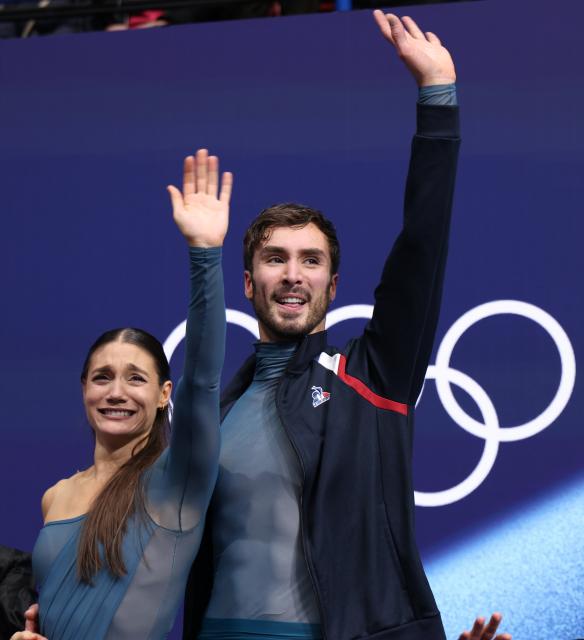 (260212) -- MILAN, Feb. 12, 2026 (Xinhua) -- Gold medalists Laurence Fournier Beaudry and Guillaume Cizeron of France celebrate after winnng the free dance competition of figure skating ice dance at the Milan-Cortina 2026 Olympic Winter Games in Milan, Italy, Feb. 11, 2026. (Xinhua/Chen Yichen)