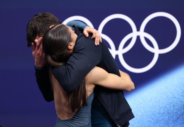 (260212) -- MILAN, Feb. 12, 2026 (Xinhua) -- Gold medalists Laurence Fournier Beaudry and Guillaume Cizeron of France celebrate after winnng the free dance competition of figure skating ice dance at the Milan-Cortina 2026 Olympic Winter Games in Milan, Italy, Feb. 11, 2026. (Xinhua/Chen Yichen)