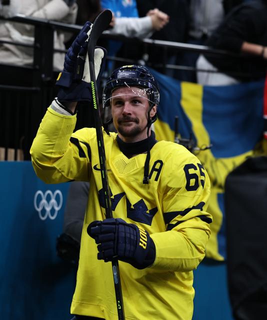 (260212) -- MILAN, Feb. 12, 2026 (Xinhua) -- Erik Karlsson of Sweden greets spectators after the ice hockey men's preliminary round group B match between Italy and Sweden at the Milan-Cortina 2026 Olympic Winter Games in Milan, Italy, Feb. 11, 2026. (Xinhua/Wang Kaiyan)