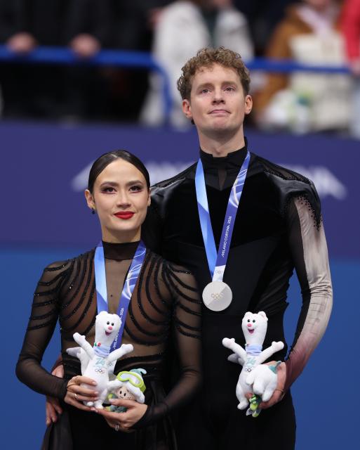 (260212) -- MILAN, Feb. 12, 2026 (Xinhua) -- Silver medalists Madison Chock and Evan Bates of the United States react on the podium after the free dance competition of figure skating ice dance at the Milan-Cortina 2026 Olympic Winter Games in Milan, Italy, Feb. 11, 2026. (Xinhua/Chen Yichen)