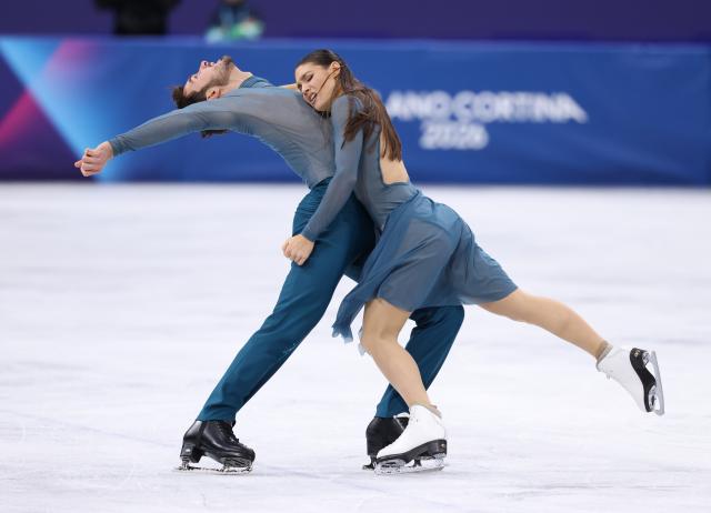 (260212) -- MILAN, Feb. 12, 2026 (Xinhua) -- Laurence Fournier Beaudry and Guillaume Cizeron of France perform during the free dance competition of figure skating ice dance at the Milan-Cortina 2026 Olympic Winter Games in Milan, Italy, Feb. 11, 2026. (Xinhua/Chen Yichen)