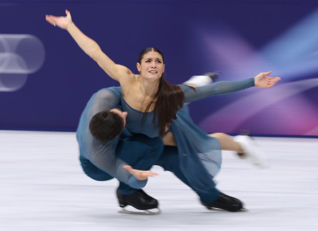 (260212) -- MILAN, Feb. 12, 2026 (Xinhua) -- Laurence Fournier Beaudry and Guillaume Cizeron of France perform during the free dance competition of figure skating ice dance at the Milan-Cortina 2026 Olympic Winter Games in Milan, Italy, Feb. 11, 2026. (Xinhua/Chen Yichen)
