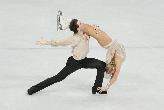 (260212) -- MILAN, Feb. 12, 2026 (Xinhua) -- Phebe Bekker and James Hernandez of Britain perform during the free dance competition of figure skating ice dance at the Milan-Cortina 2026 Olympic Winter Games in Milan, Italy, Feb. 11, 2026. (Xinhua/Xue Yuge)