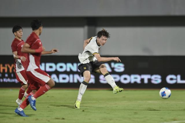 (260212) -- TANGERANG, Feb. 12, 2026 (Xinhua) -- Zhang Bolin (R) of China shoots the ball during the U17 International Friendly Match between China and Indonesia in Tangerang, Indonesia, Feb. 11, 2026. (Xinhua/Veri Sanovri)