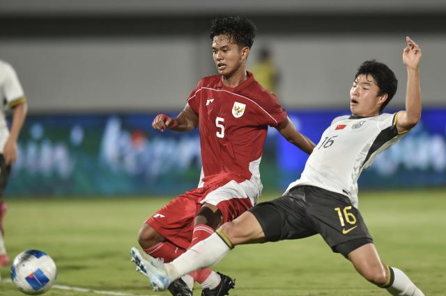 (260212) -- TANGERANG, Feb. 12, 2026 (Xinhua) -- He Sifan (R) of China vies with Pandu Aryo Wicaksono (L) of Indonesia during the U17 International Friendly Match between China and Indonesia in Tangerang, Indonesia, Feb. 11, 2026. (Xinhua/Veri Sanovri)