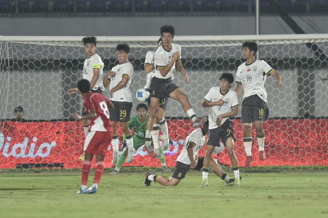 (260212) -- TANGERANG, Feb. 12, 2026 (Xinhua) -- Players of China defend a free kick during the U17 International Friendly Match between China and Indonesia in Tangerang, Indonesia, Feb. 11, 2026. (Xinhua/Veri Sanovri)