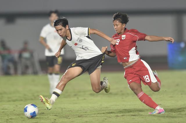 (260212) -- TANGERANG, Feb. 12, 2026 (Xinhua) -- Pan Chaowei (L) of China vies with Handri Dimas Sulistyo (R) of Indonesia during the U17 International Friendly Match between China and Indonesia in Tangerang, Indonesia, Feb. 11, 2026. (Xinhua/Veri Sanovri)