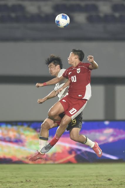 (260212) -- TANGERANG, Feb. 12, 2026 (Xinhua) -- Wang Heyi (L) of China vies with Keanu Sanjaya (R) of Indonesia during the U17 International Friendly Match between China and Indonesia in Tangerang, Indonesia, Feb. 11, 2026. (Xinhua/Veri Sanovri)