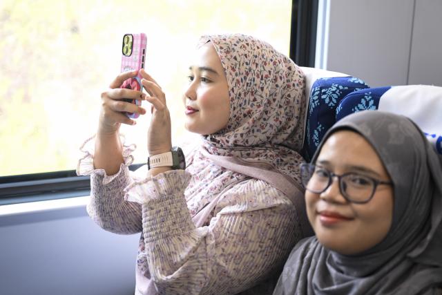 (260212) -- KUALA LUMPUR, Feb. 12, 2026 (Xinhua) -- Guests take an electric multiple unit (EMU) passenger train in Pahang state, Malaysia, Feb. 11, 2026.
  As the East Coast Rail Link (ECRL), a mega rail project in Malaysia being built by the China Communications Construction Company (CCCC), moves rapidly towards completion, its first train sets for freight cargo and passengers were unveiled in Pahang state on Wednesday. (Xinhua/Cheng Yiheng)