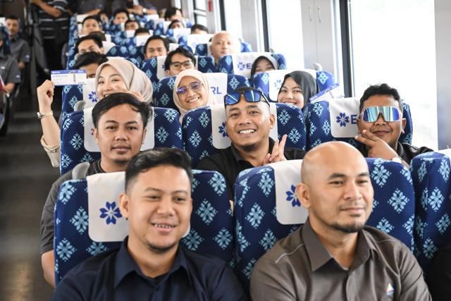 (260212) -- KUALA LUMPUR, Feb. 12, 2026 (Xinhua) -- Guests take an electric multiple unit (EMU) passenger train in Pahang state, Malaysia, Feb. 11, 2026.
  As the East Coast Rail Link (ECRL), a mega rail project in Malaysia being built by the China Communications Construction Company (CCCC), moves rapidly towards completion, its first train sets for freight cargo and passengers were unveiled in Pahang state on Wednesday. (Xinhua/Cheng Yiheng)