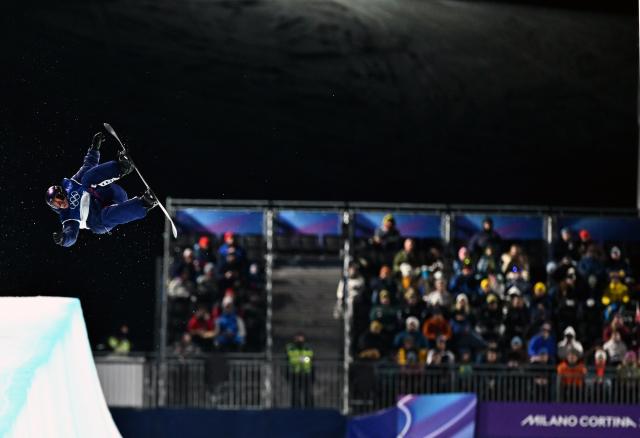 (260212) -- LIVIGNO, Feb. 12, 2026 (Xinhua) -- Jake Pates of the United States competes during the men's snowboard halfpipe qualification at the Milan-Cortina 2026 Olympic Winter Games in Livigno, Italy, Feb. 11, 2026. (Xinhua/Zhang Hongxiang)