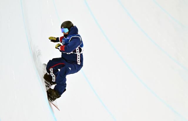 (260212) -- LIVIGNO, Feb. 12, 2026 (Xinhua) -- Chase Blackwell of the United States competes during the men's snowboard halfpipe qualification at the Milan-Cortina 2026 Olympic Winter Games in Livigno, Italy, Feb. 11, 2026. (Xinhua/Zhang Hongxiang)