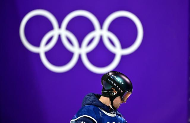 (260212) -- LIVIGNO, Feb. 12, 2026 (Xinhua) -- Jake Pates of the United States reacts during the men's snowboard halfpipe qualification at the Milan-Cortina 2026 Olympic Winter Games in Livigno, Italy, Feb. 11, 2026. (Xinhua/Zhang Hongxiang)